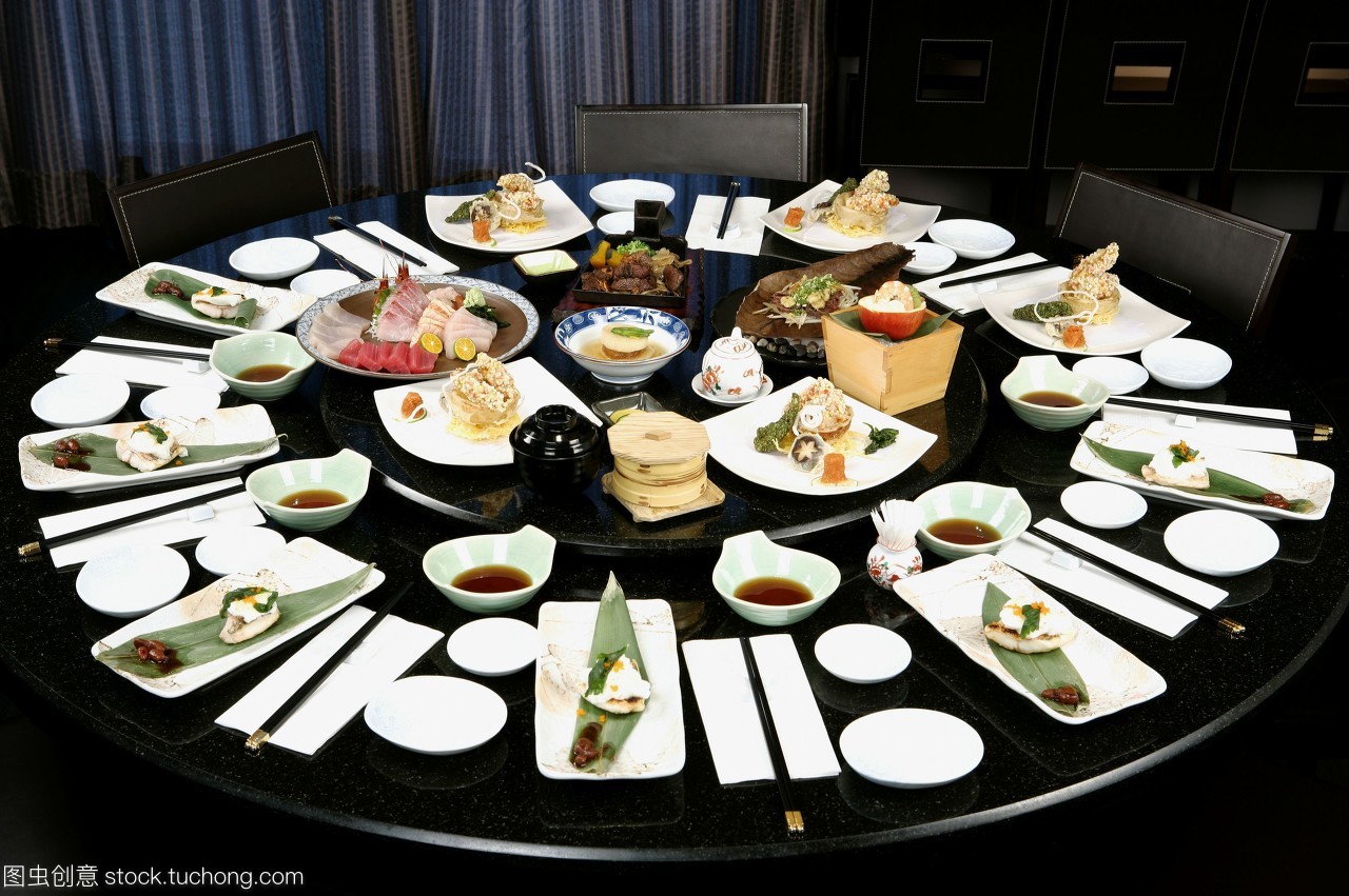 喜迎新春 中國傳統(tǒng)春節(jié)美食的豐盛餐桌